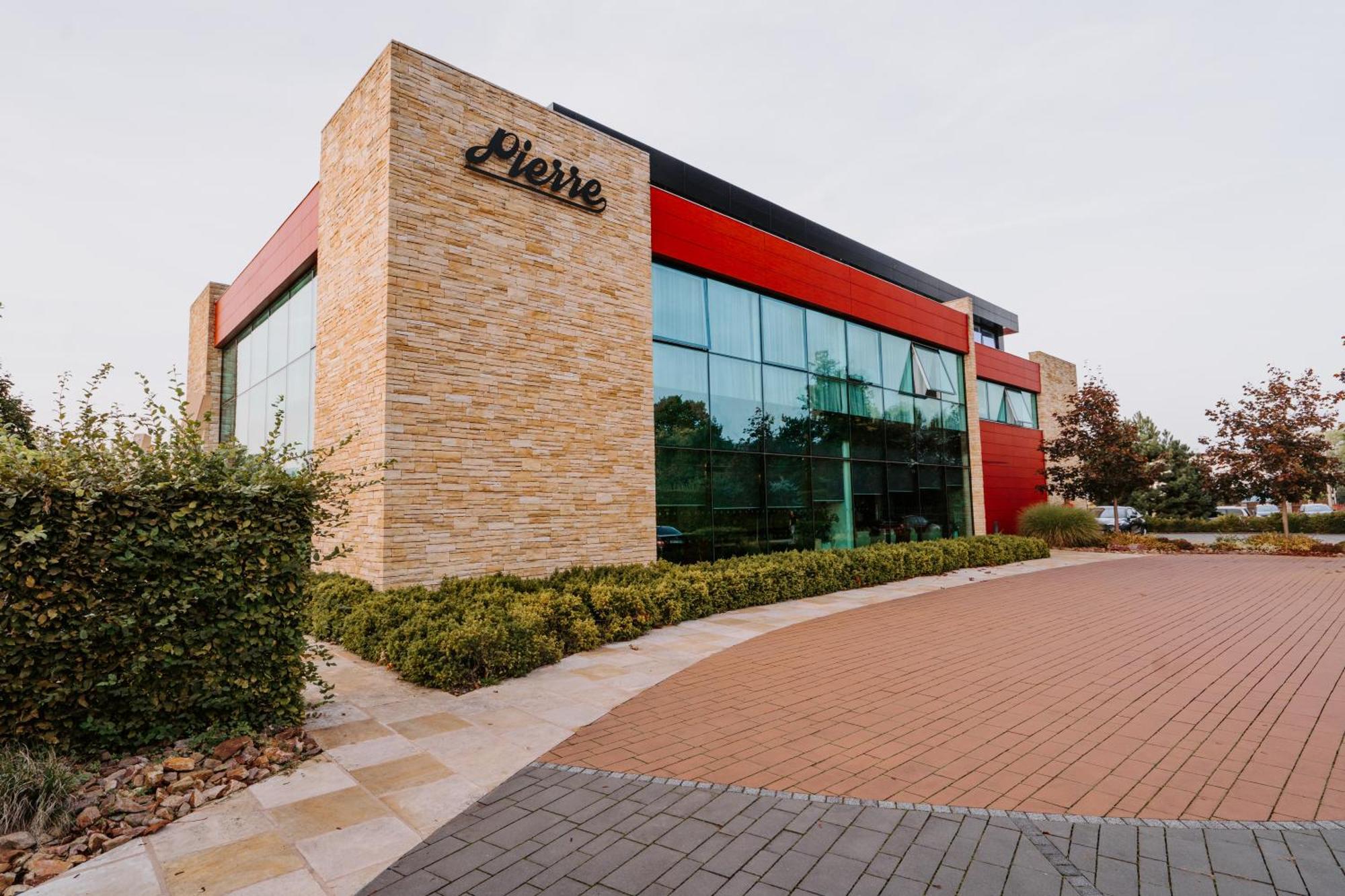 Pierre Hotel Pardubice Dış mekan fotoğraf